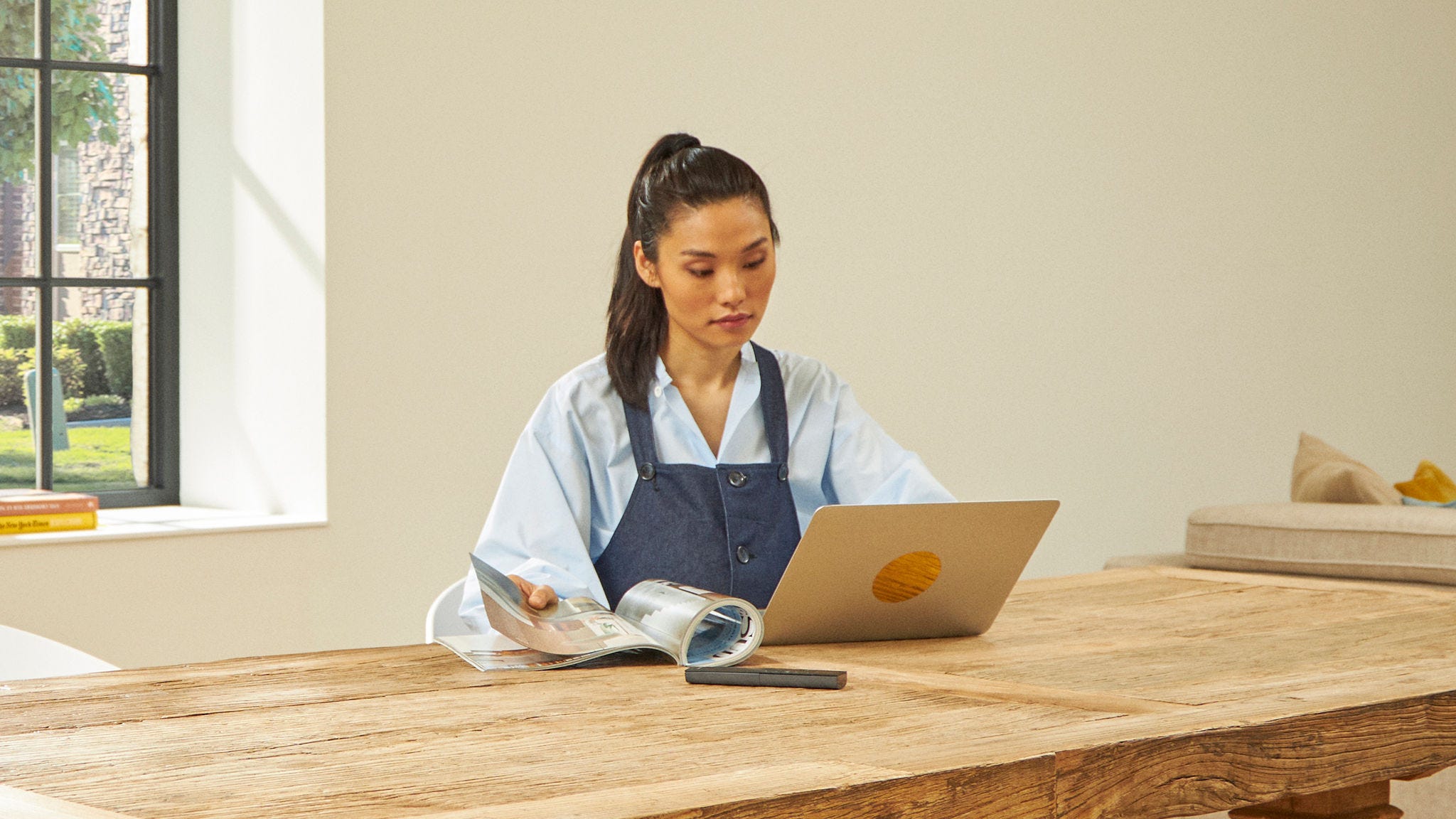 Žena pri svojom notebooku