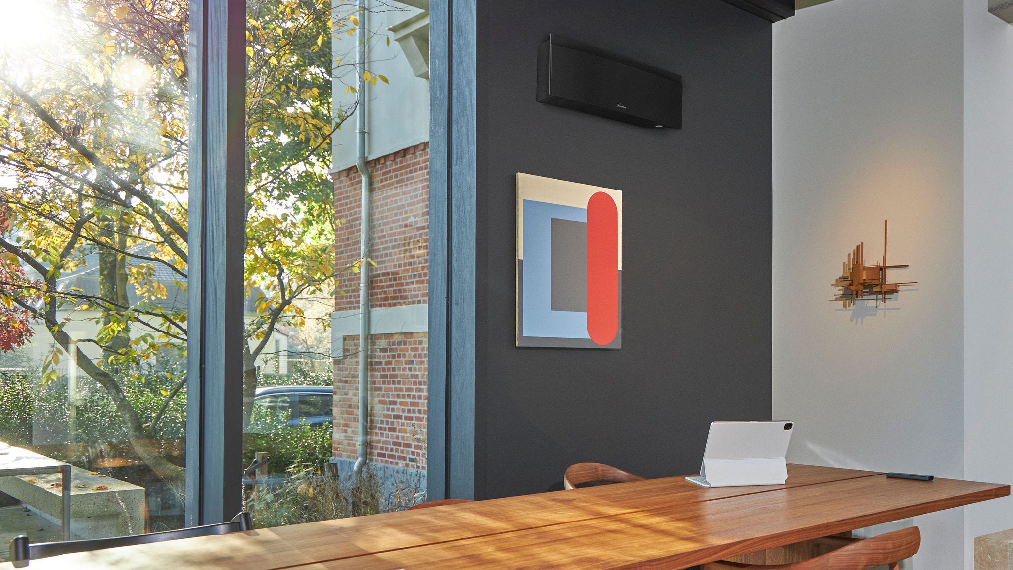 Nenápadná čierna nástenná klimatizácia s vhodným výkonom