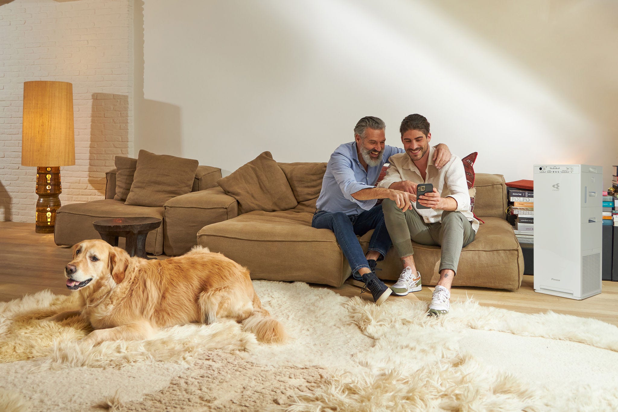 Rodina si užíva výhody moderných technológií čističky vzduchu.