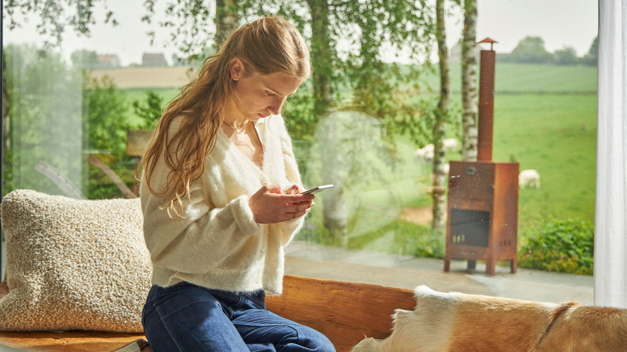 Pani si smartfóne prezerá dostupné štátne dotačné programy