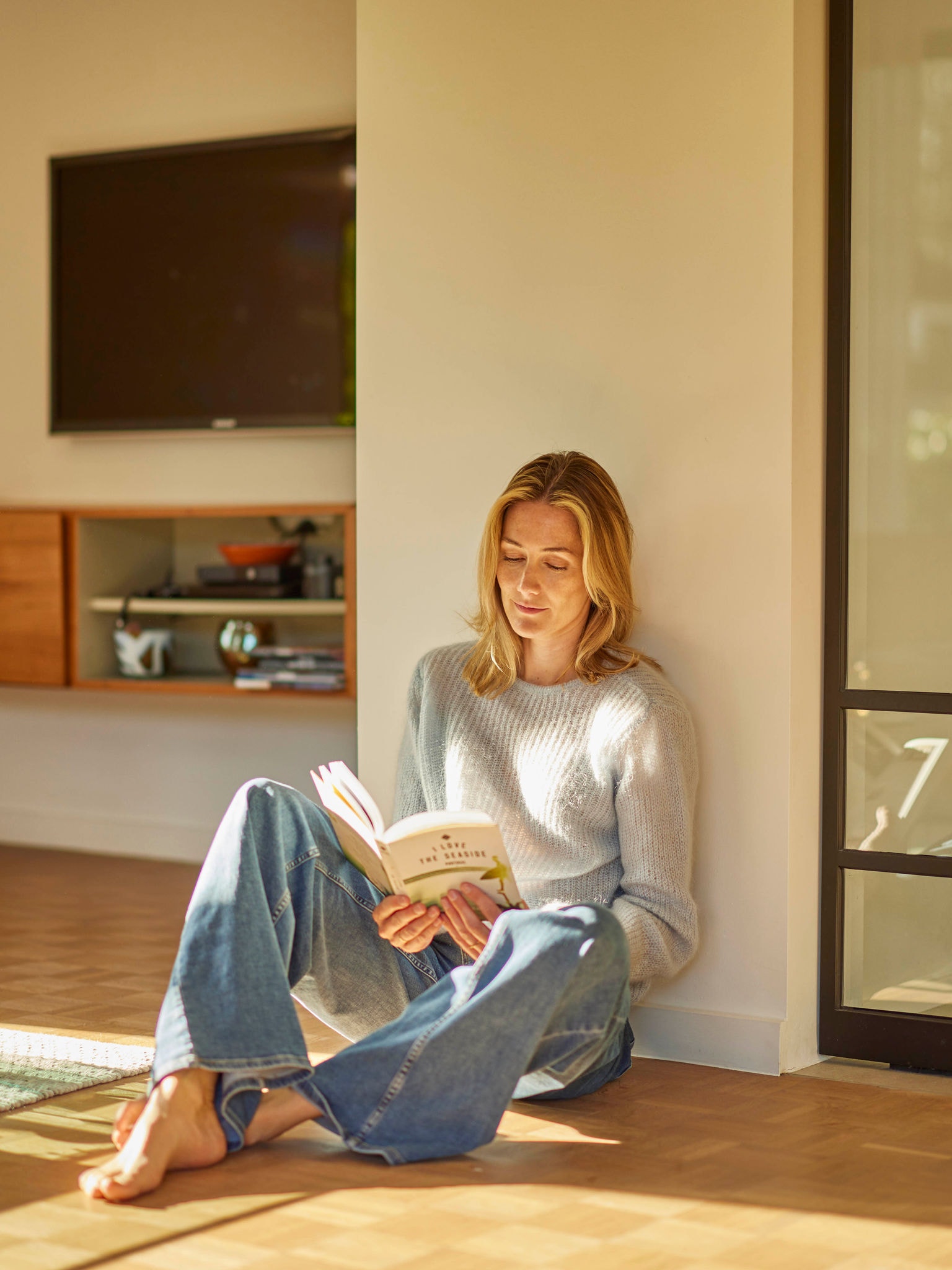 Domáce pohodlie s podlahovým kúrením, ktoré je napájané úsporným tepelným čerpadlom vzduch-voda.