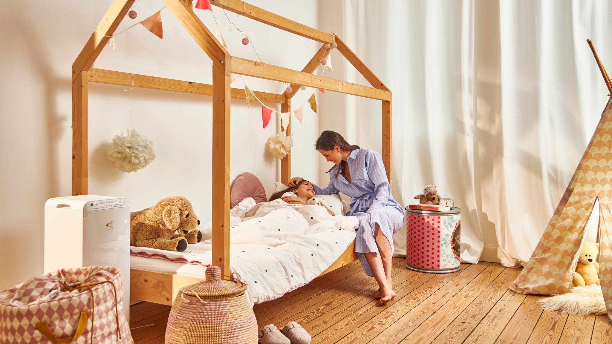 Matka ukladá spať dieťa v zdravom domove vďaka čističke vzduchu Daikin umiestnenej v detskej izbe