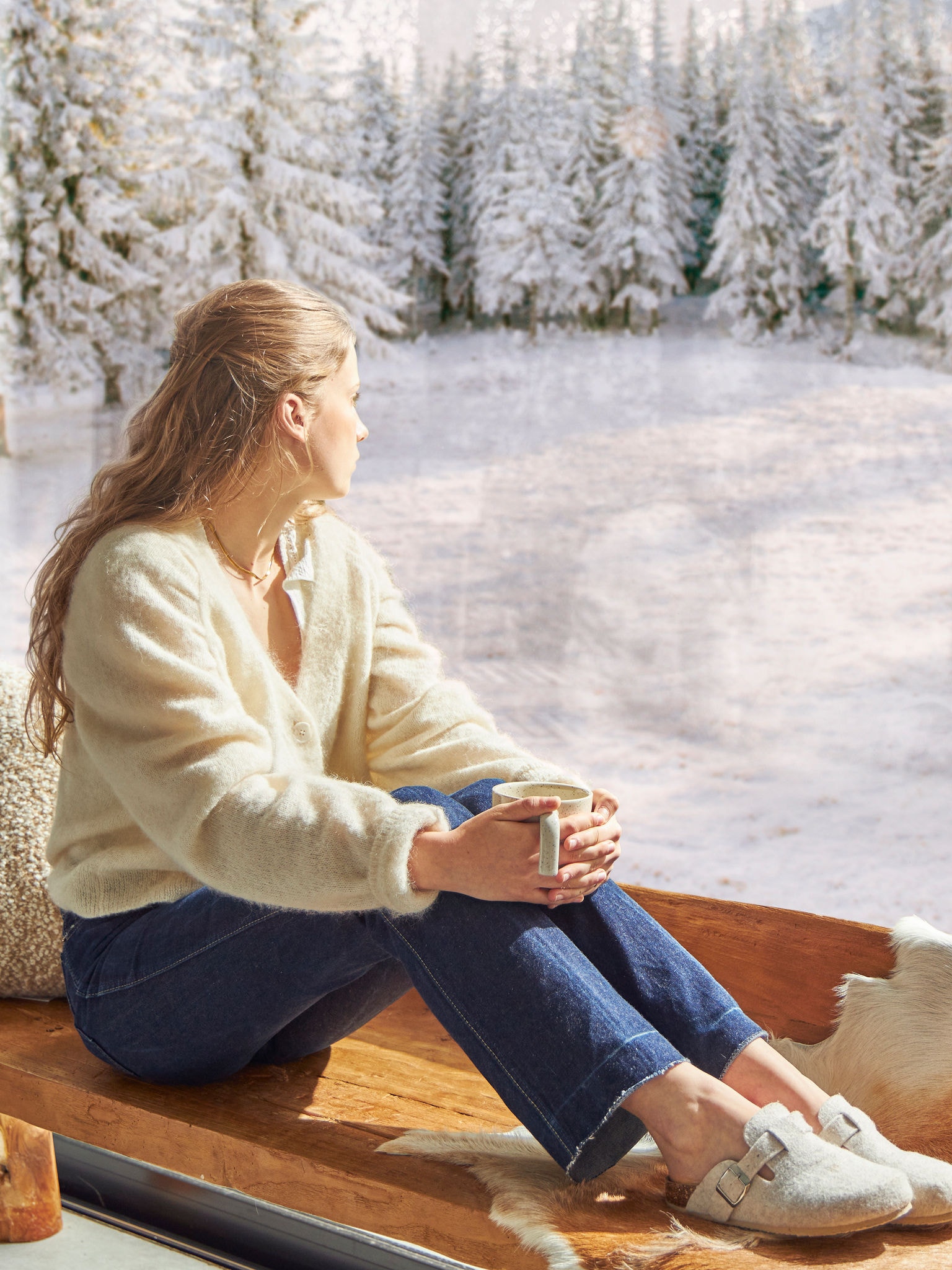 Dievča si užíva výhľad z okna v ideálnej teplote vďaka produktom Daikin