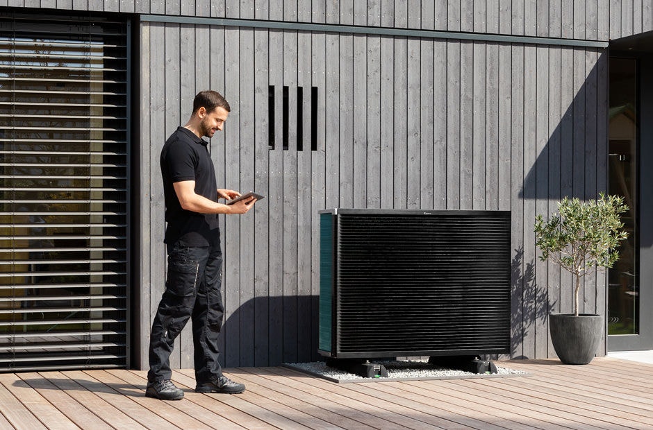 Montážny pracovník s vonkajšou jednotkou Daikin Altherma