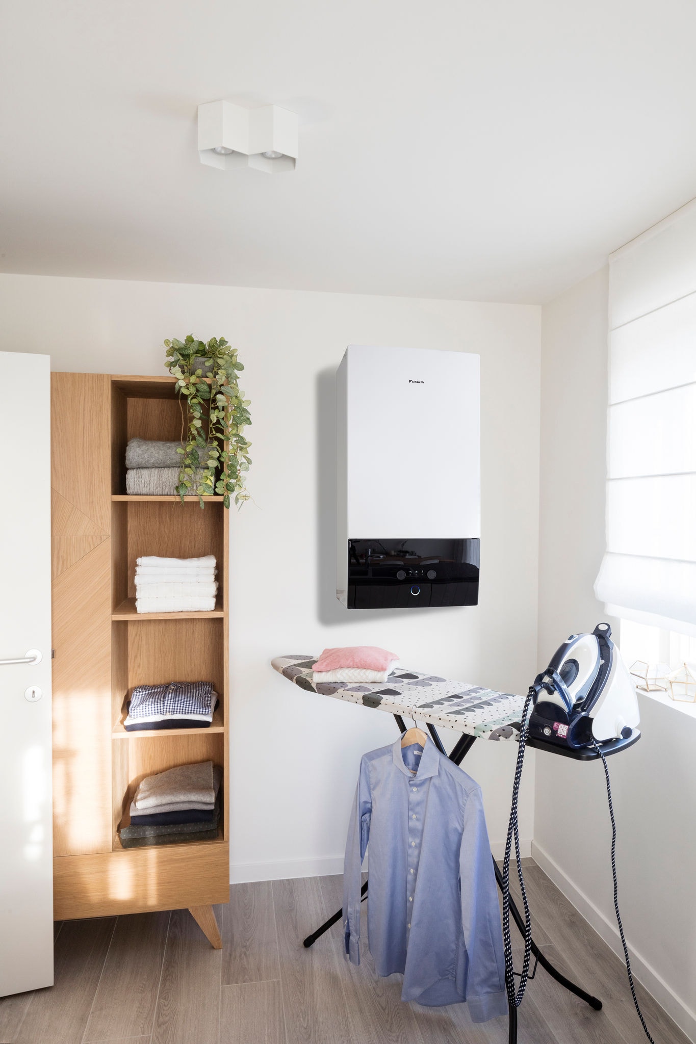 Vnútorná jednotka Daikin Altherma pripojená k solárnym panelom a nainštalovaná v práčovni