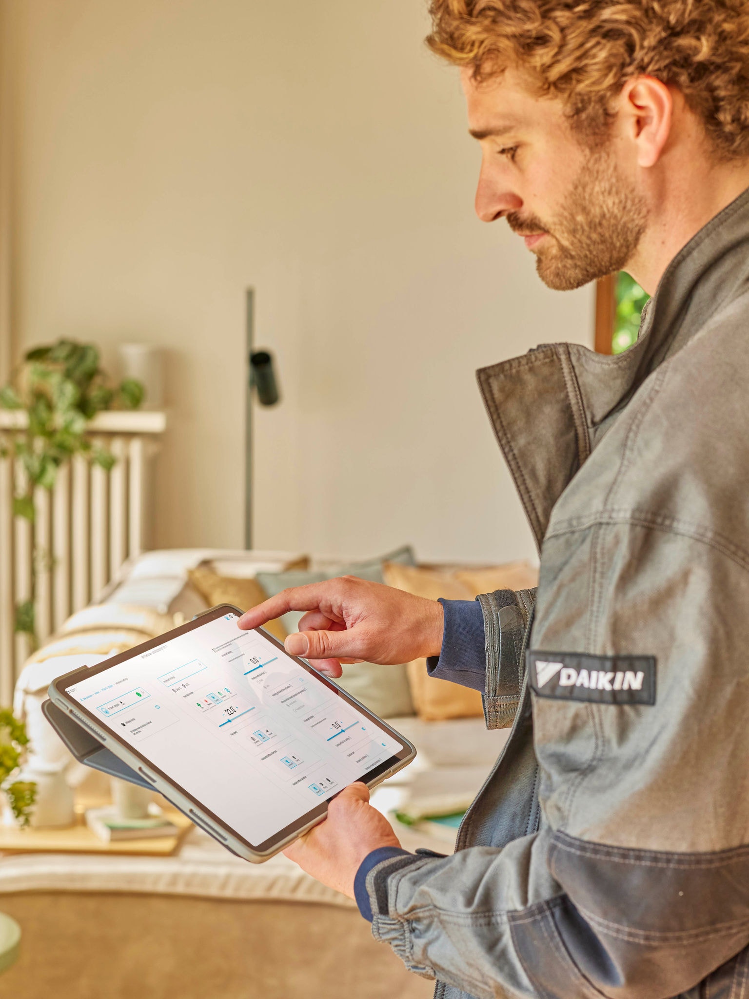 Inštalačný partner na diaľku monitoruje výkonnosť systému Multi split