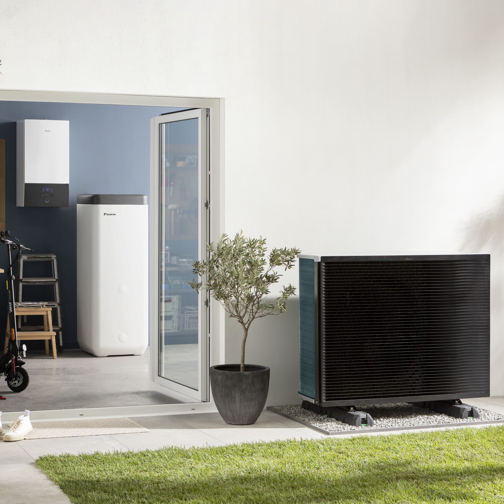 Vonkajšia jednotka tepelného čerpadla v záhrade