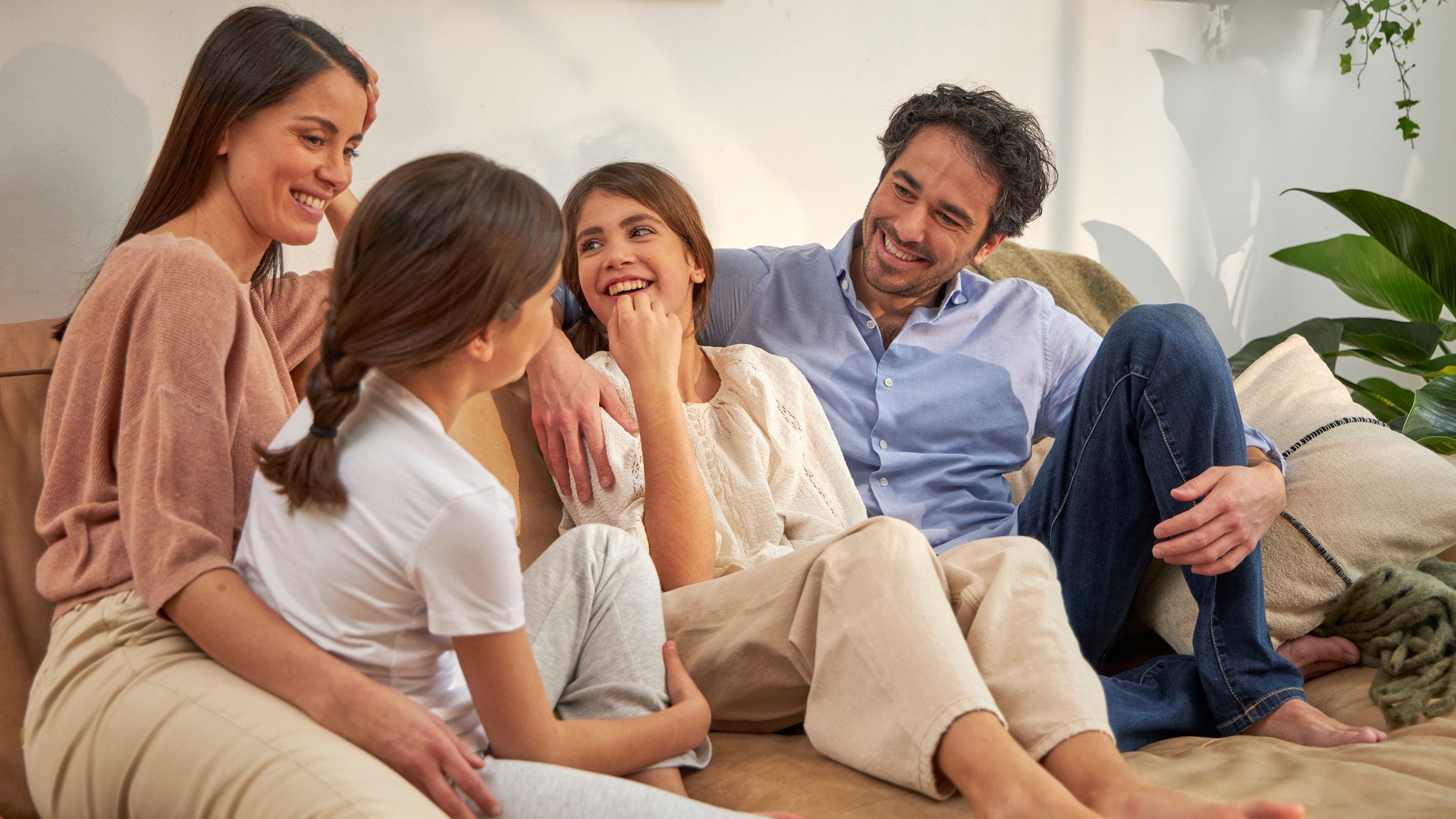 Rodina sa rozpráva na gauči