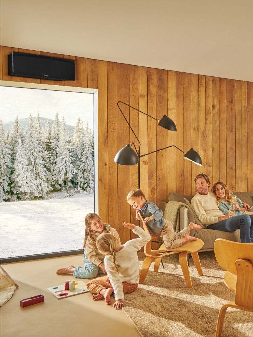 Rodina si vďaka čističke vzduchu Daikin užíva čistý vzduch v interiéri, pričom deti sa hrajú šach a dospelí relaxujú s nápojmi v jasnej, dobre vetranej obývacej izbe