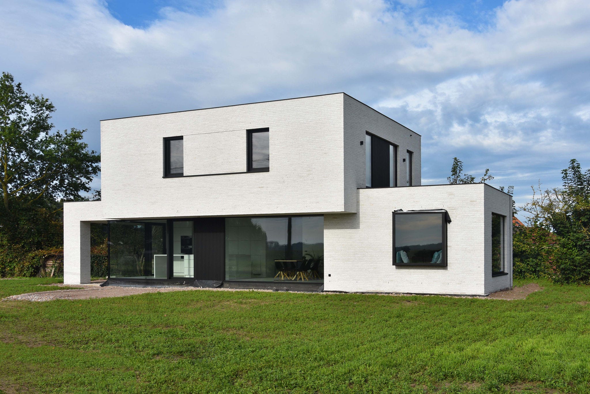 Moderný energeticky úsporný dom s tepelným čerpadlom Daikin vzduch-voda na udržateľné vykurovanie