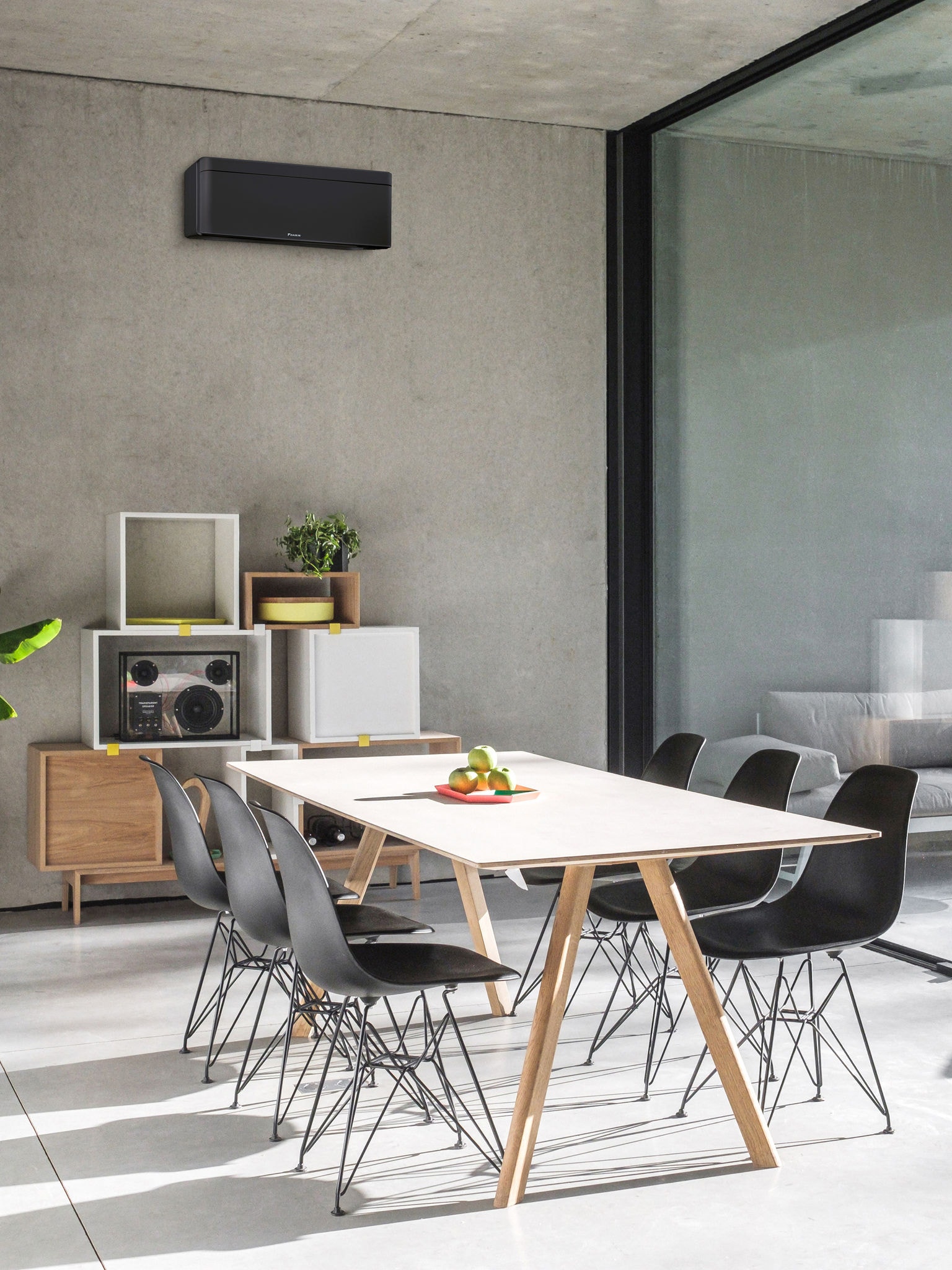 Jedáleň s veľkým oknom a nainštalovanou nástennou jednotkou tepelného čerpadla vzduch-vzduch