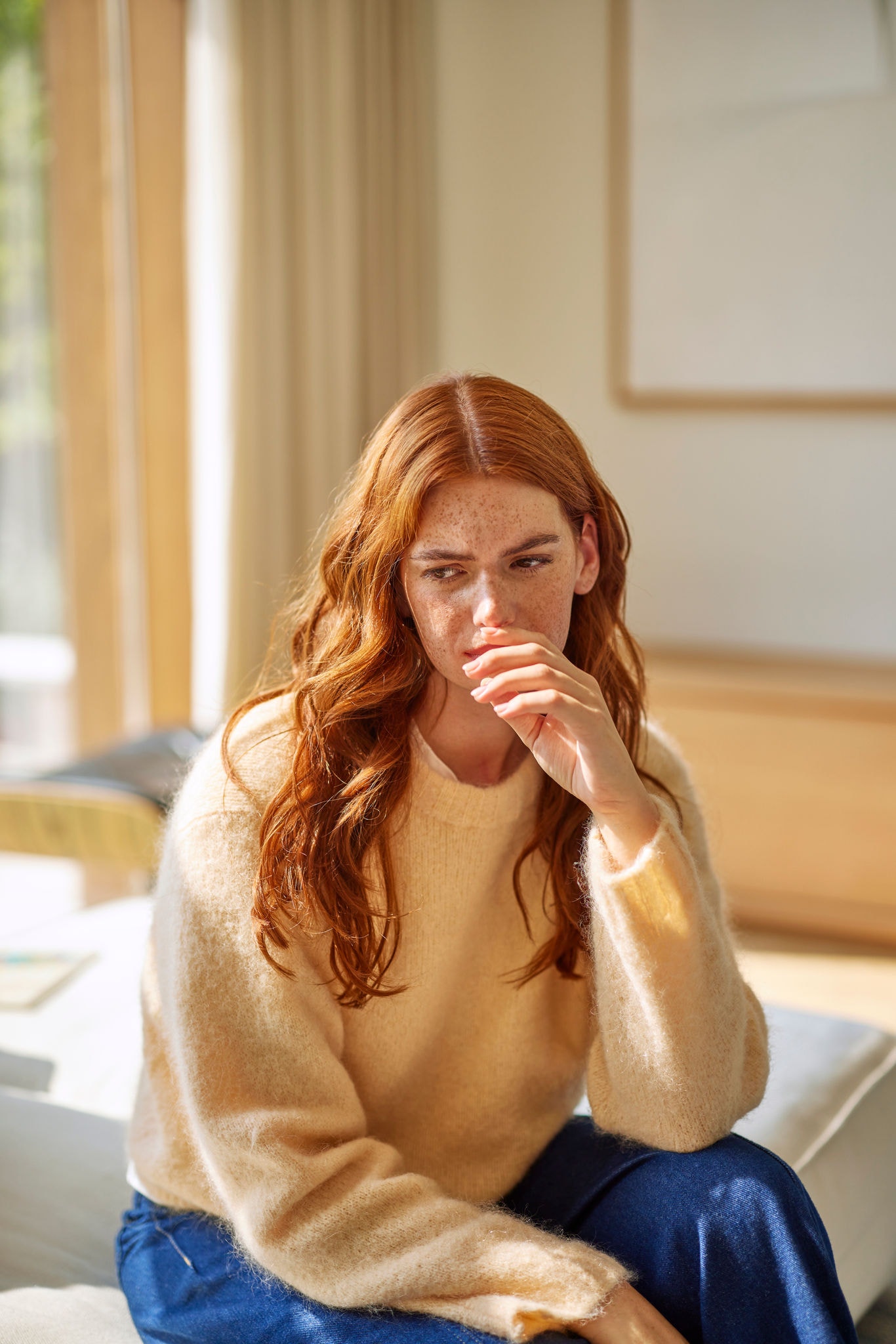 Dievča sa obáva rizík spojených s vystavením prchavým organickým zlúčeninám