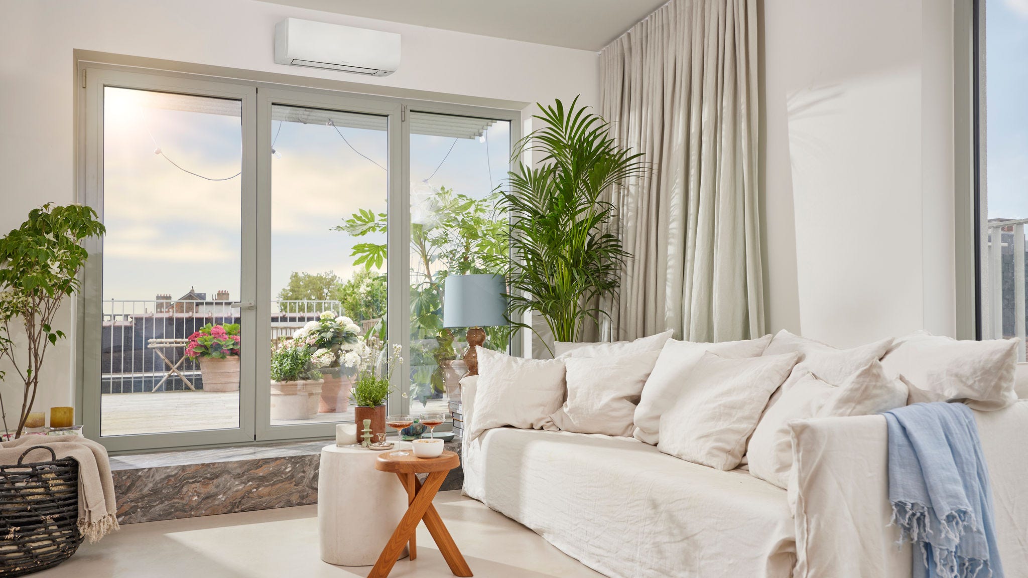 Svetlá vzdušná miestnosť s nenápadnou bielou nástennou klimatizáciou, ktorá zabezpečuje jej vykurovanie aj chladenie.