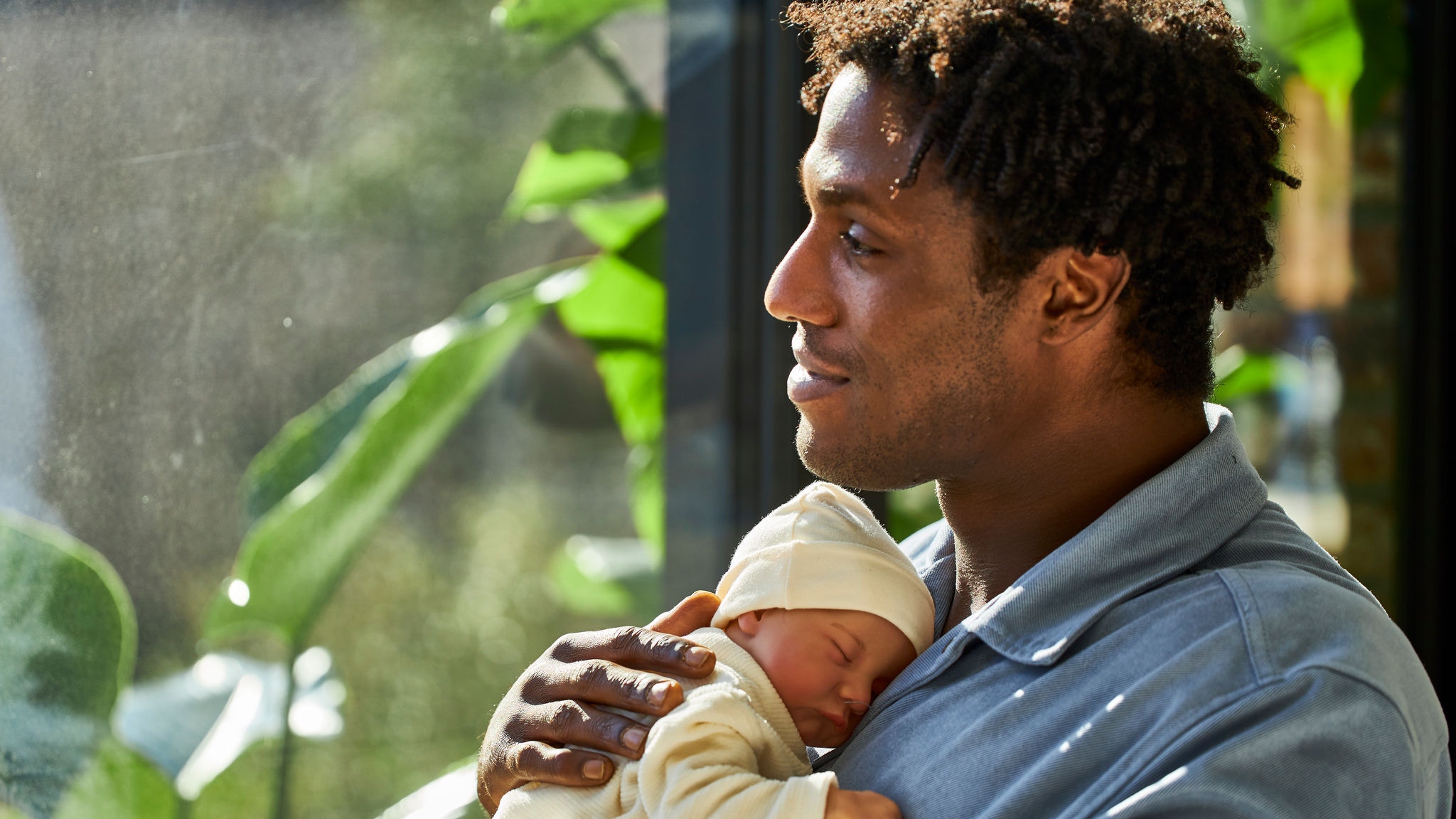 Otec s dieťaťom si užívajú tichú prevádzku domáceho systému vykurovania