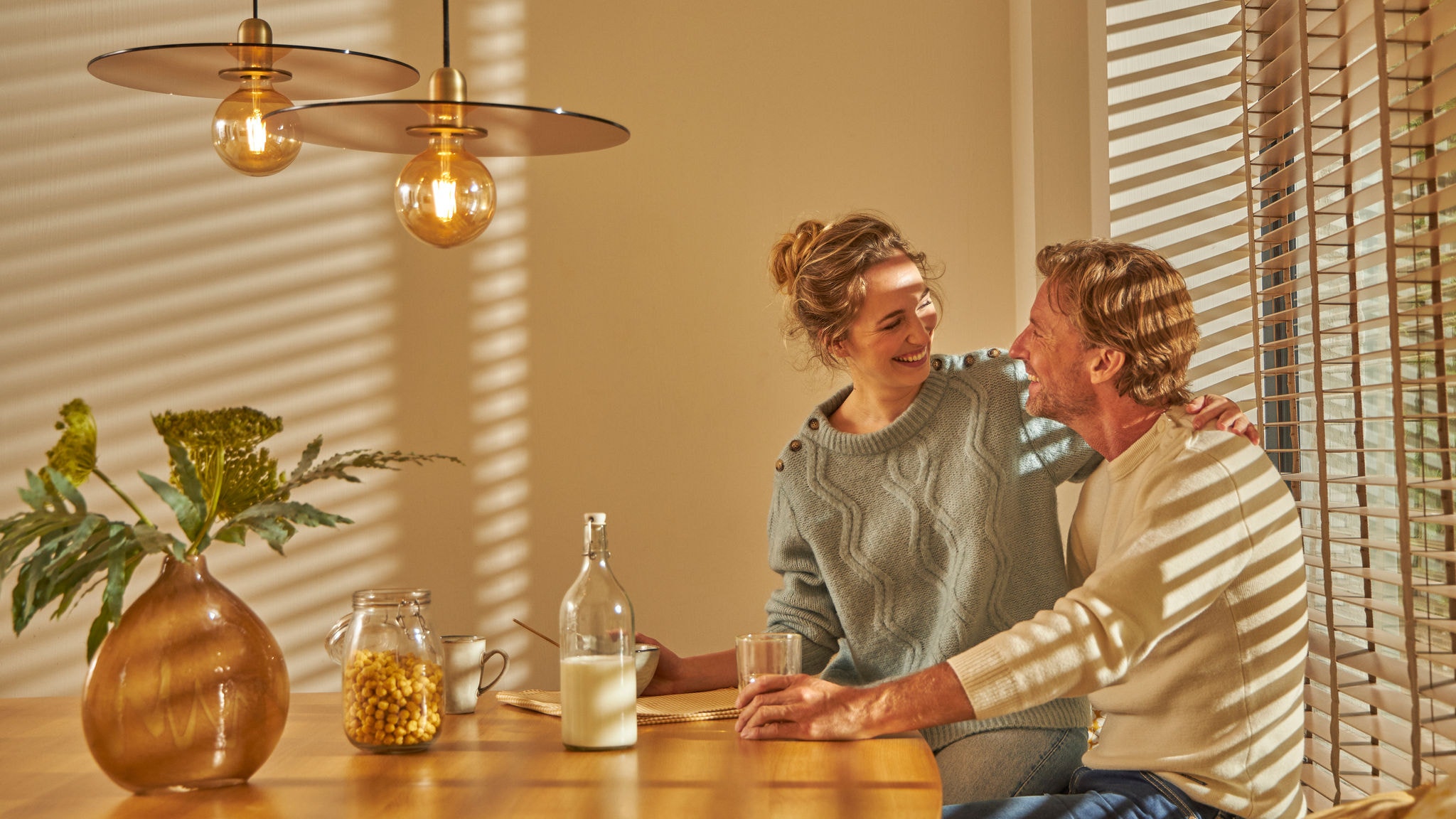 Pár si vychutnáva útulné spoločné raňajky v príjemne vyhriatej kuchyni vďaka intuitívnej technológii vykurovania
