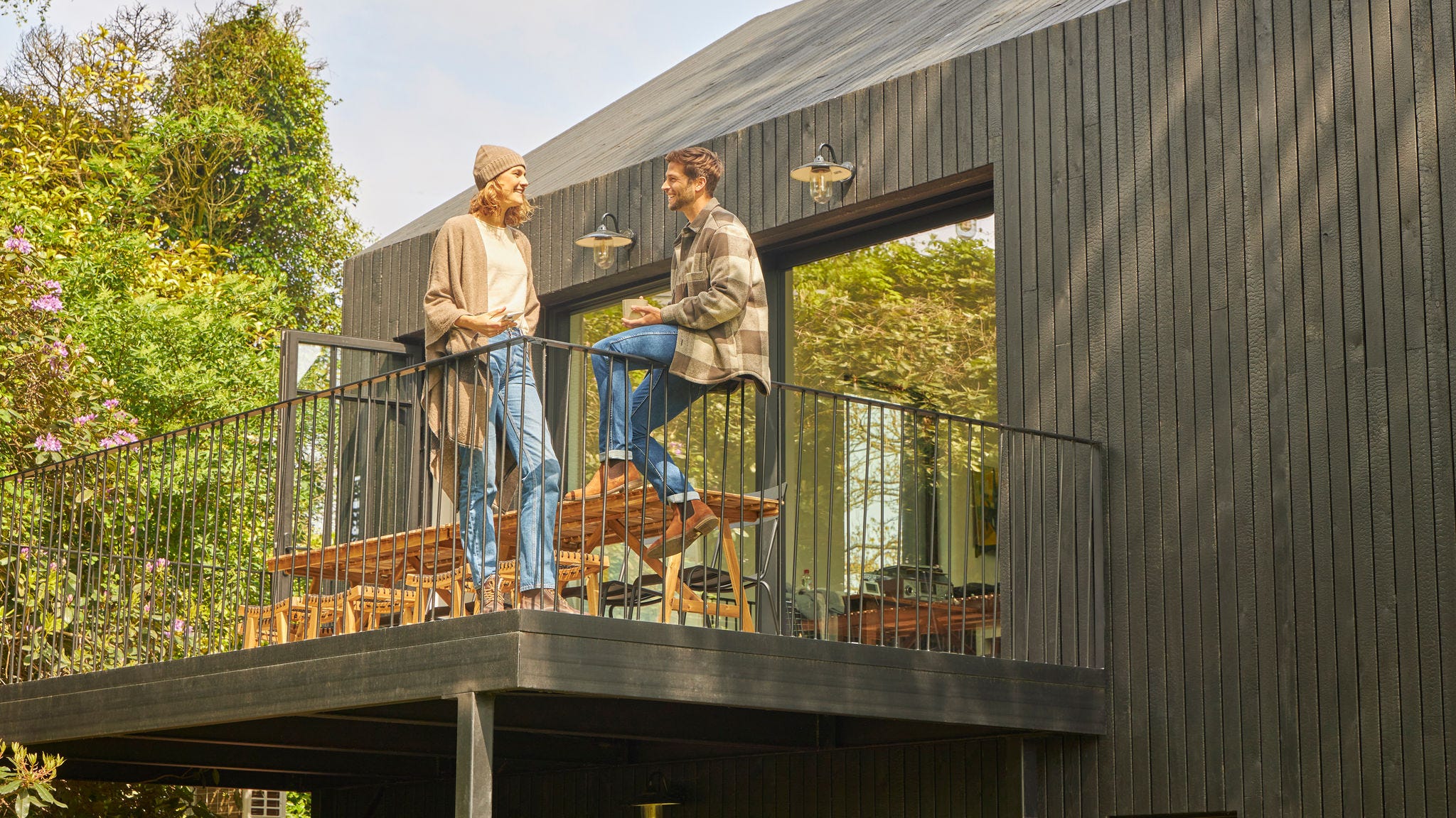 Pár sa rozpráva na terase bungalovu v prírode