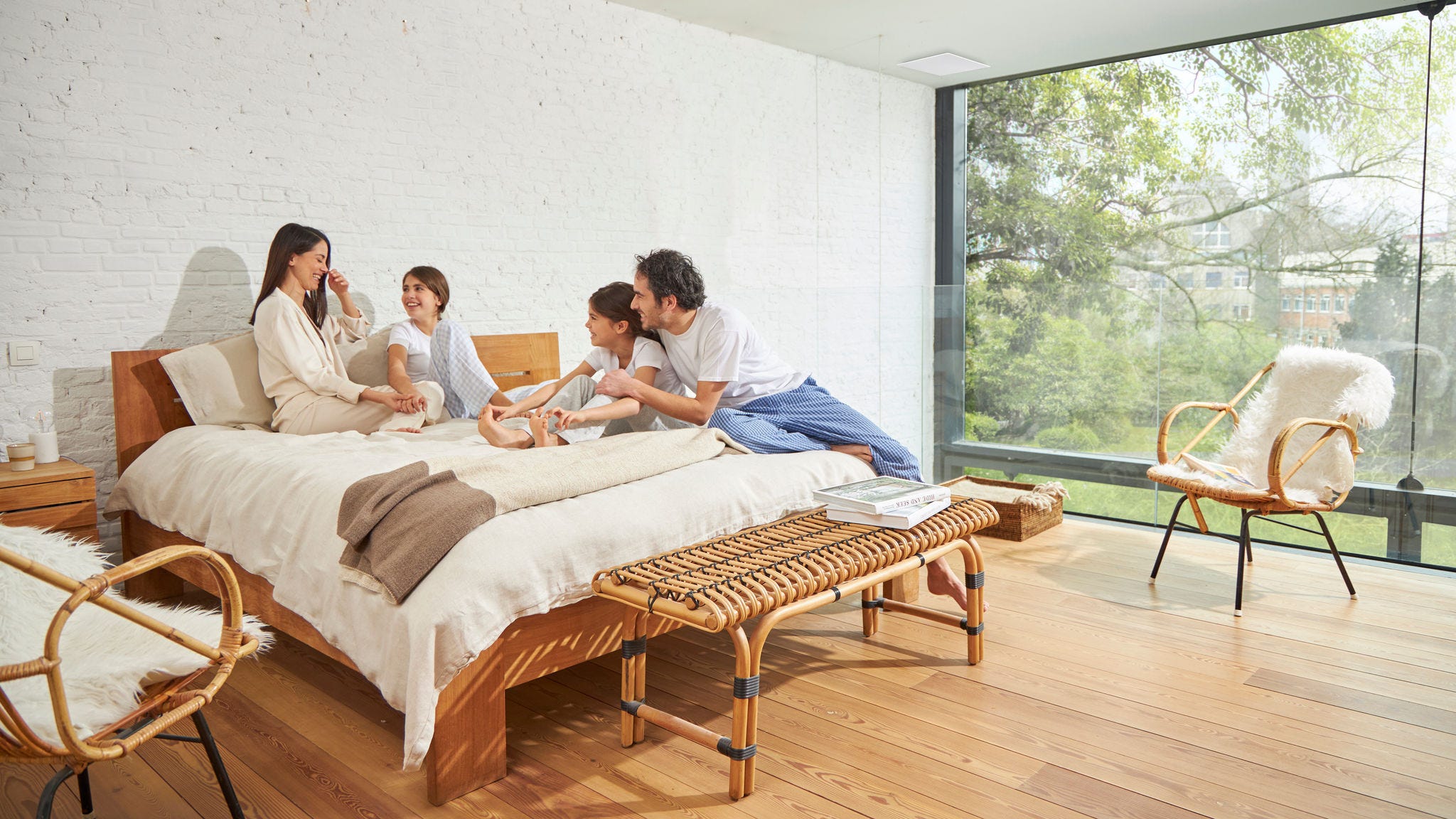 Štvorčlenná rodina si užíva dobre vetranú spálňu