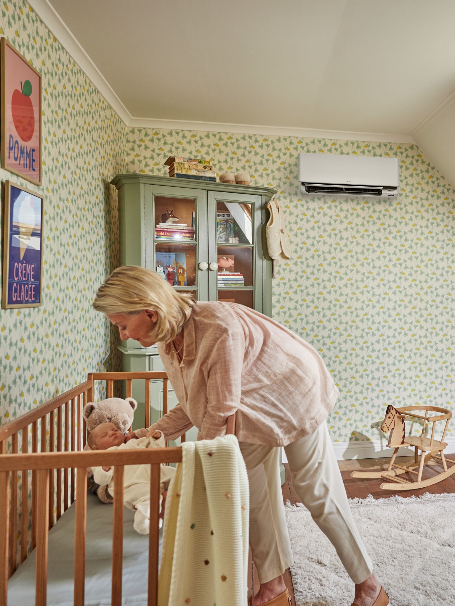 Matka ukladá dieťa do postele.