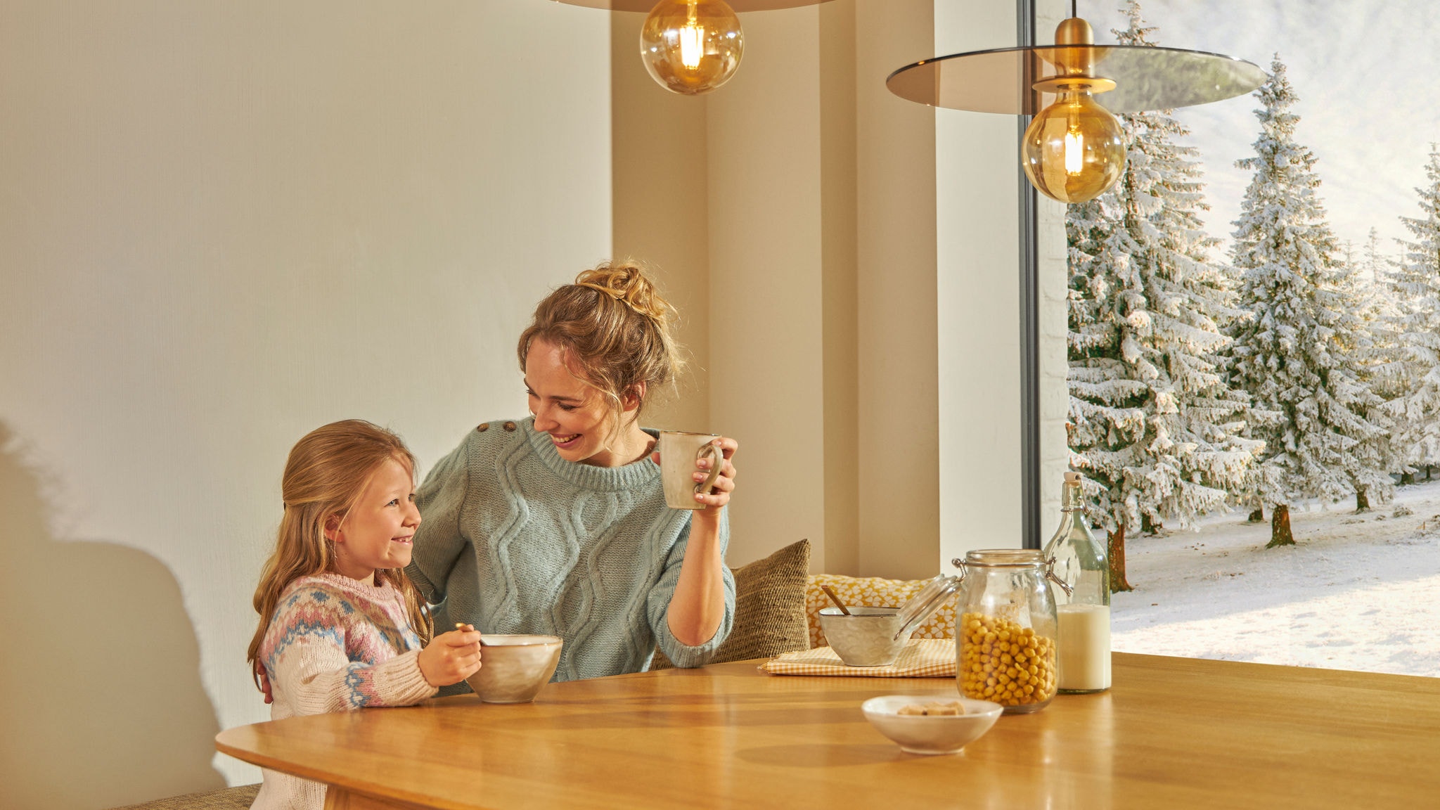 Matka s dcérou si užívajú peknú chvíľku v dokonalej teplote vďaka produktom Daikin