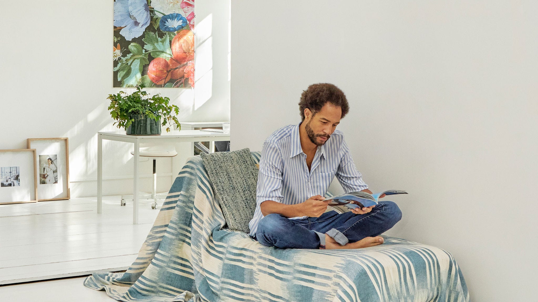 Kompaktná klimatizácia nainštalovaná v malej miestnosti.