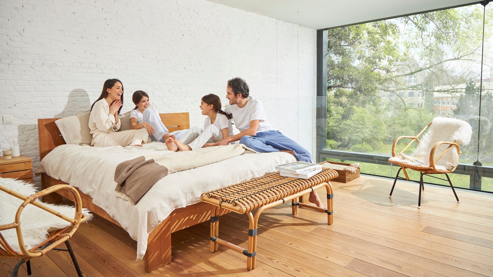 Štvorčlenná rodina si vďaka vetraniu užíva čerstvý vzduch v obývacej izbe