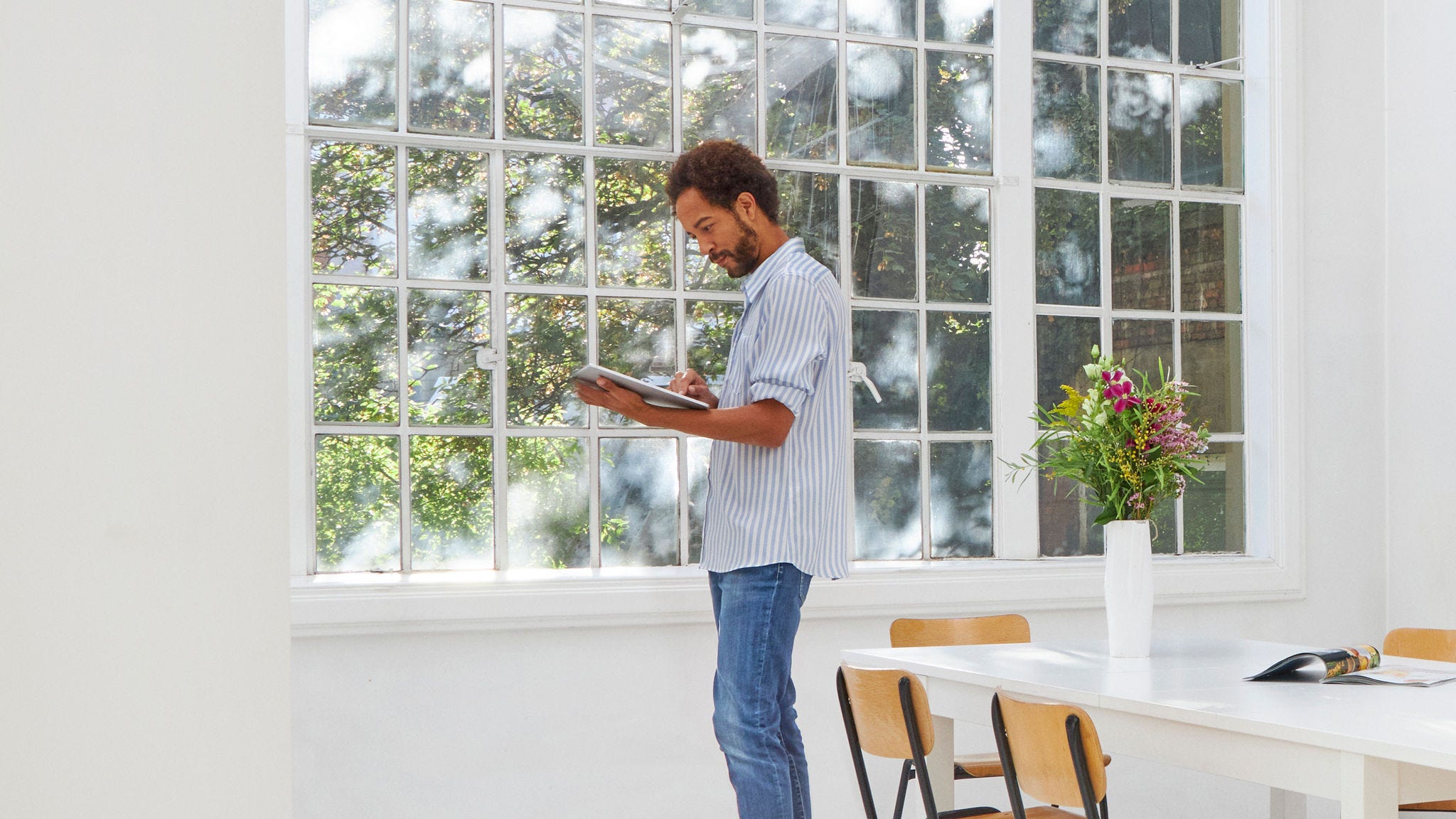 Muž si prezerá tepelné čerpadlá Daikin, ktoré by mohli nahradiť jeho aktuálny systém vykurovania