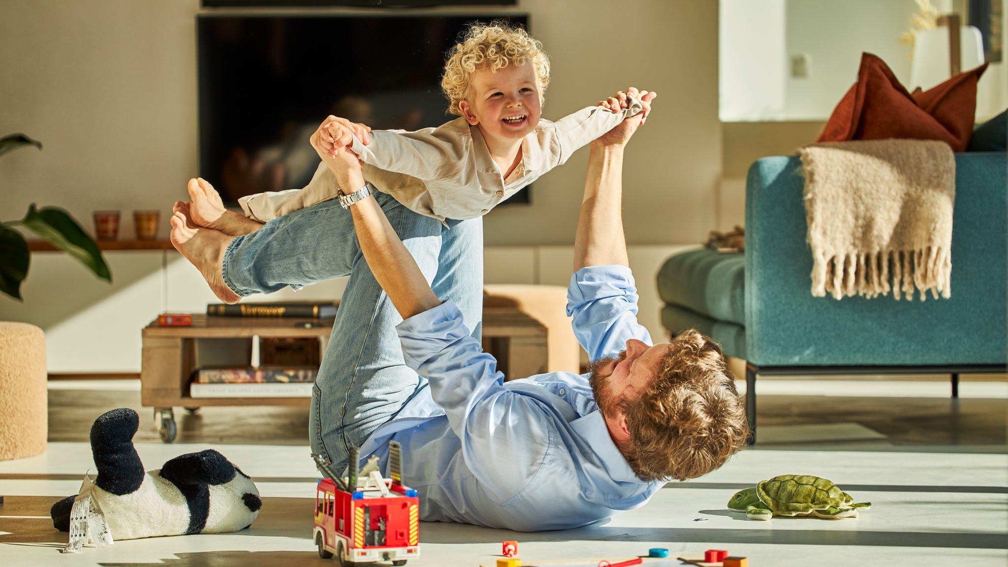 Otec a jeho dieťa sa spolu šťastne hrajú a užívajú si chladný vzduch