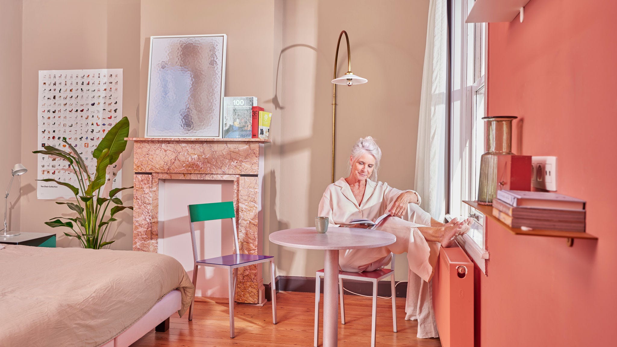 Staršia žena si užíva príjemnú teplotu v spálni vďaka nízkoteplotnému radiátoru a tepelnému čerpadlu.