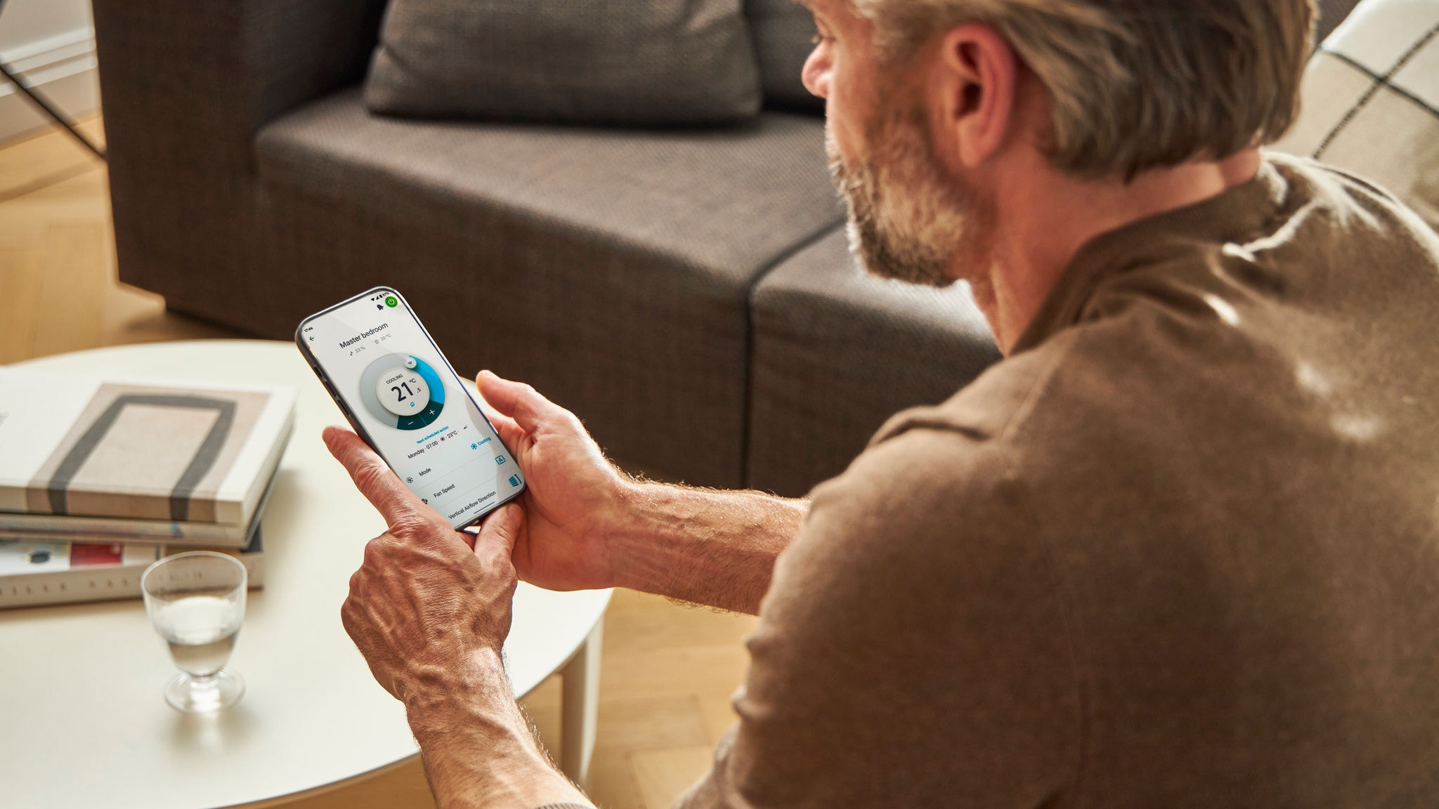 Muž používa aplikáciu na ovládanie vykurovacieho systému
