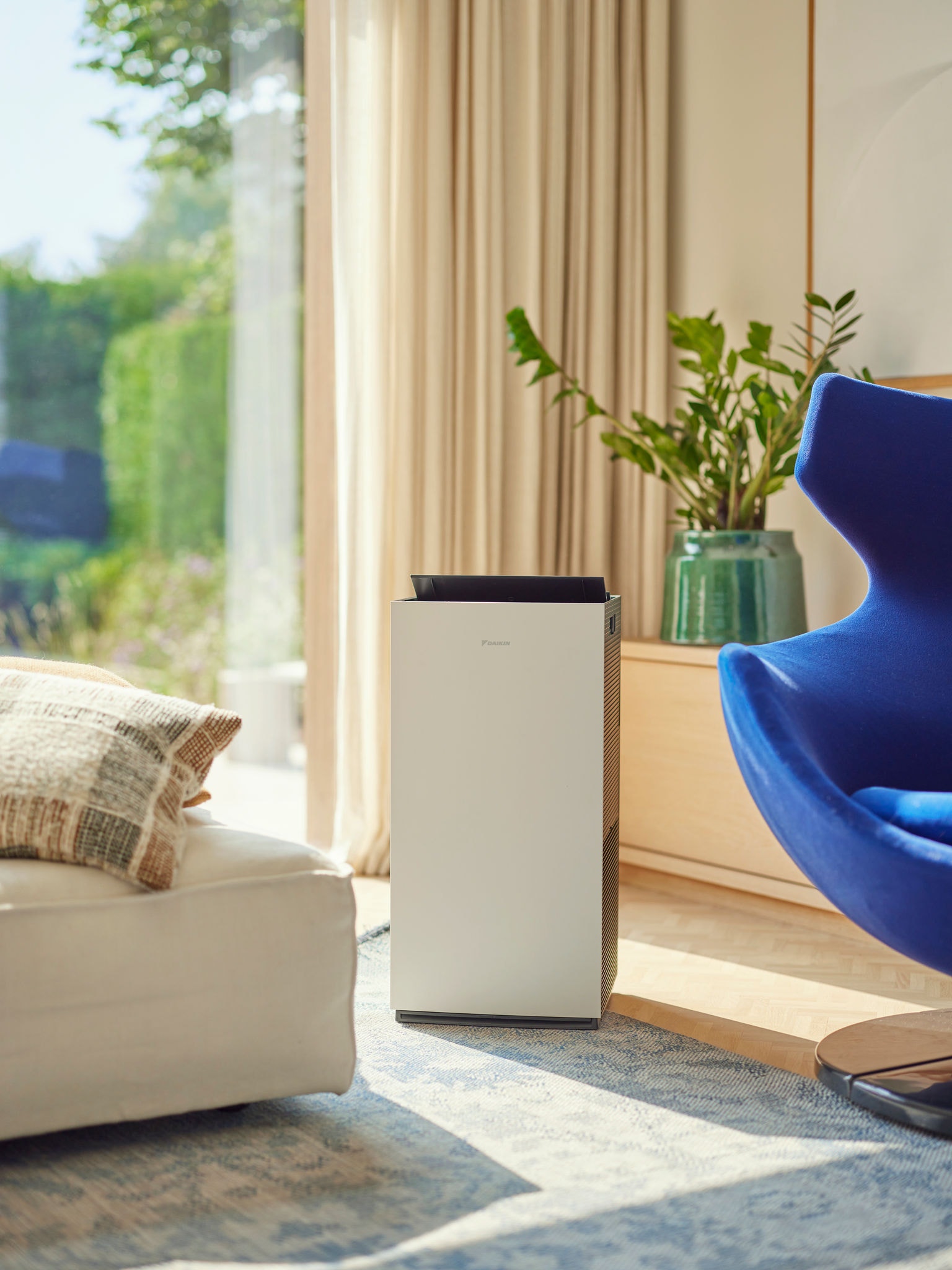 Žena, ktorú dráždi prach z domácnosti