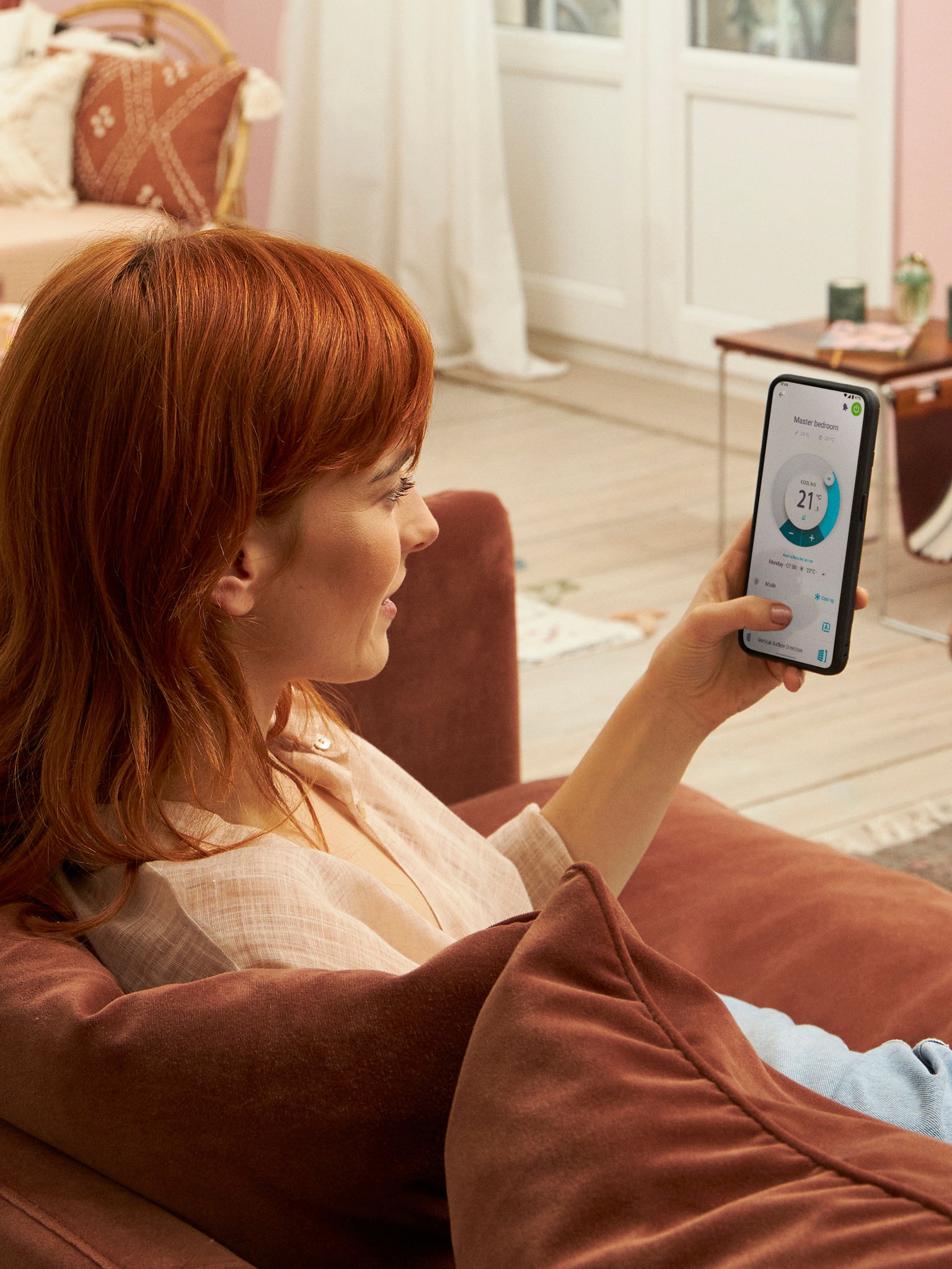 Žena ovláda každú vnútornú jednotku zvlášť pomocou aplikácie Onecta