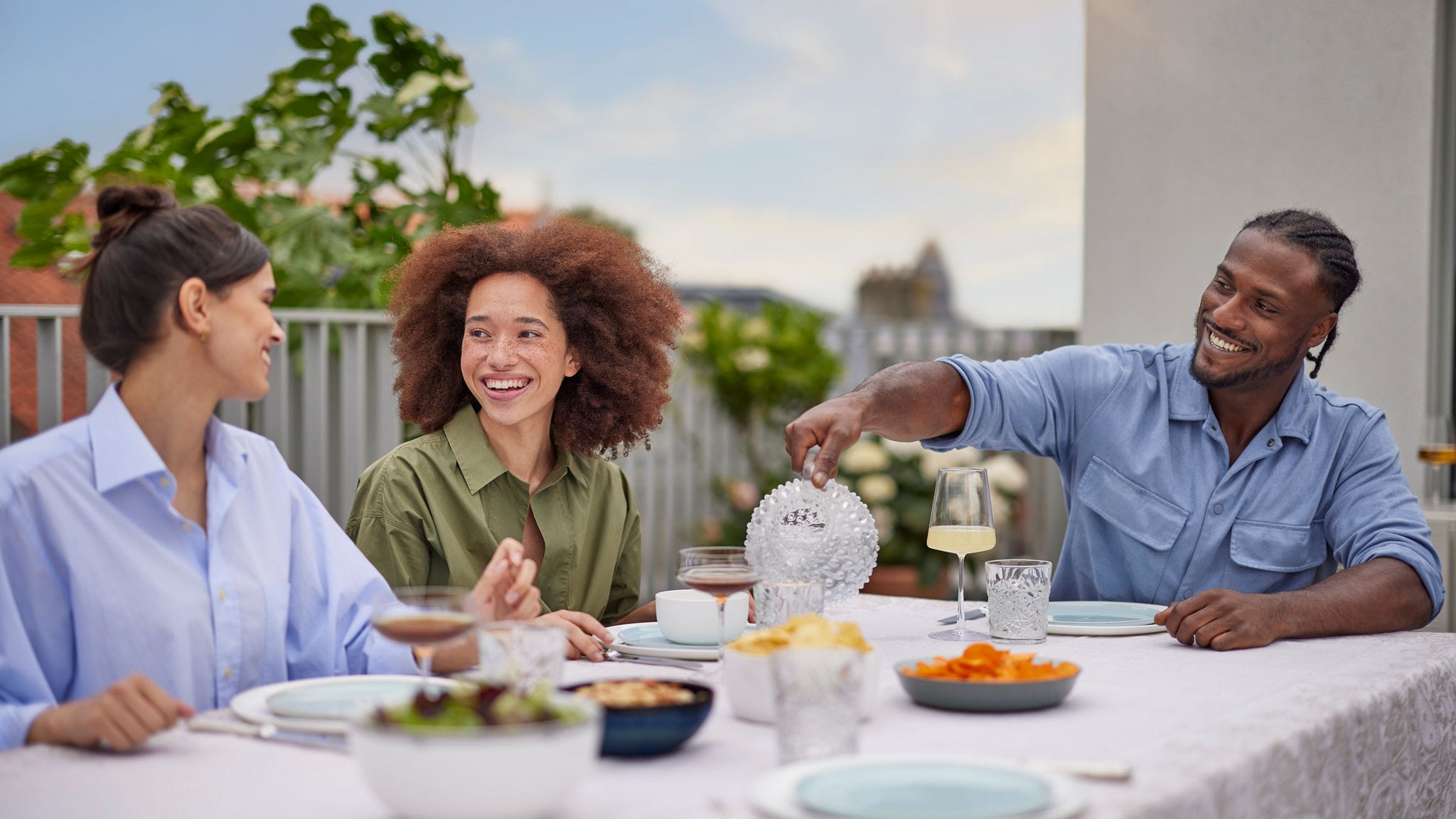 Priatelia spoločne večerajú v pohodlnom tichom prostredí s tepelným čerpadlom.