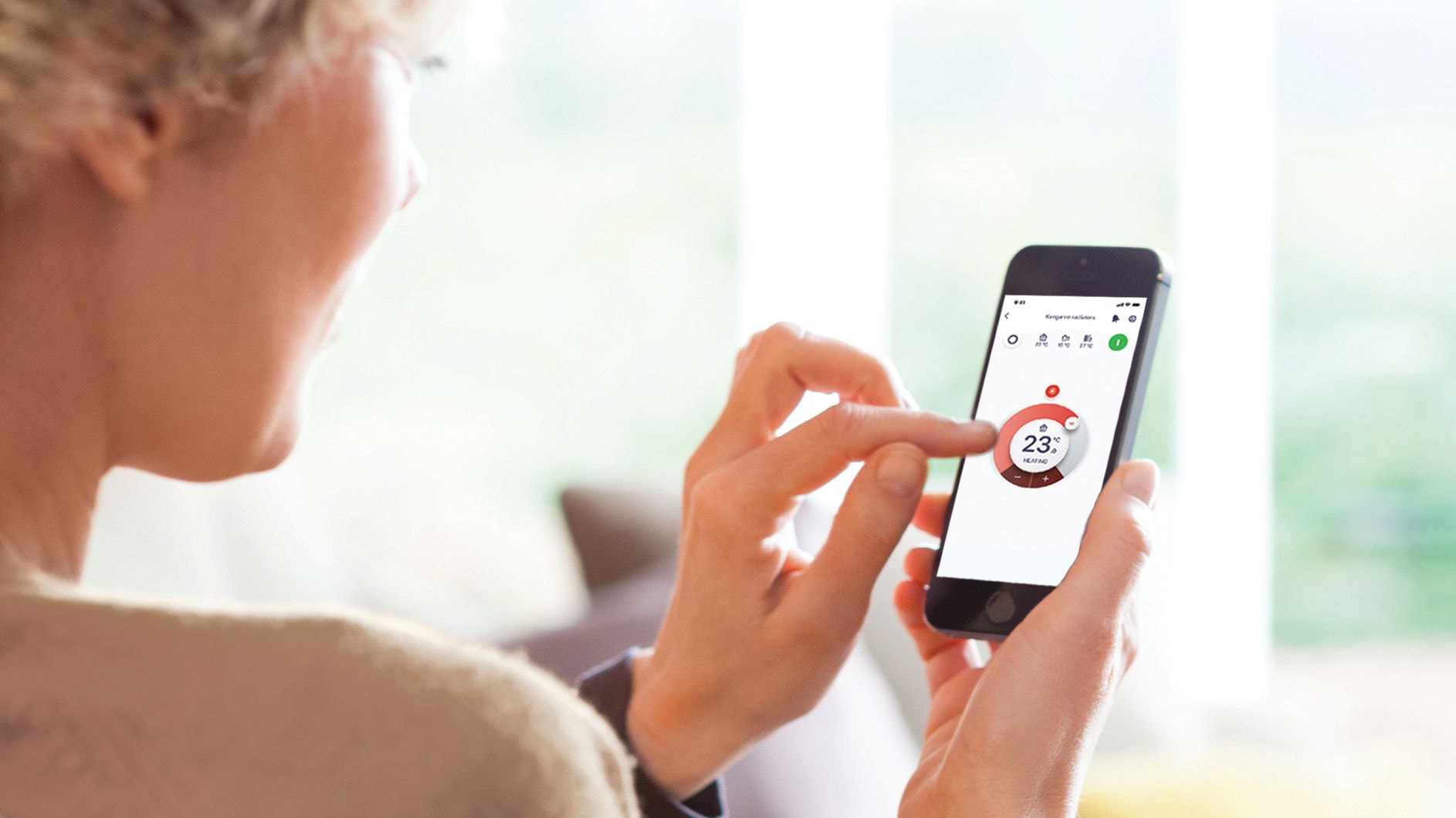 Žena používa aplikáciu Onecta na svojom smartfóne
