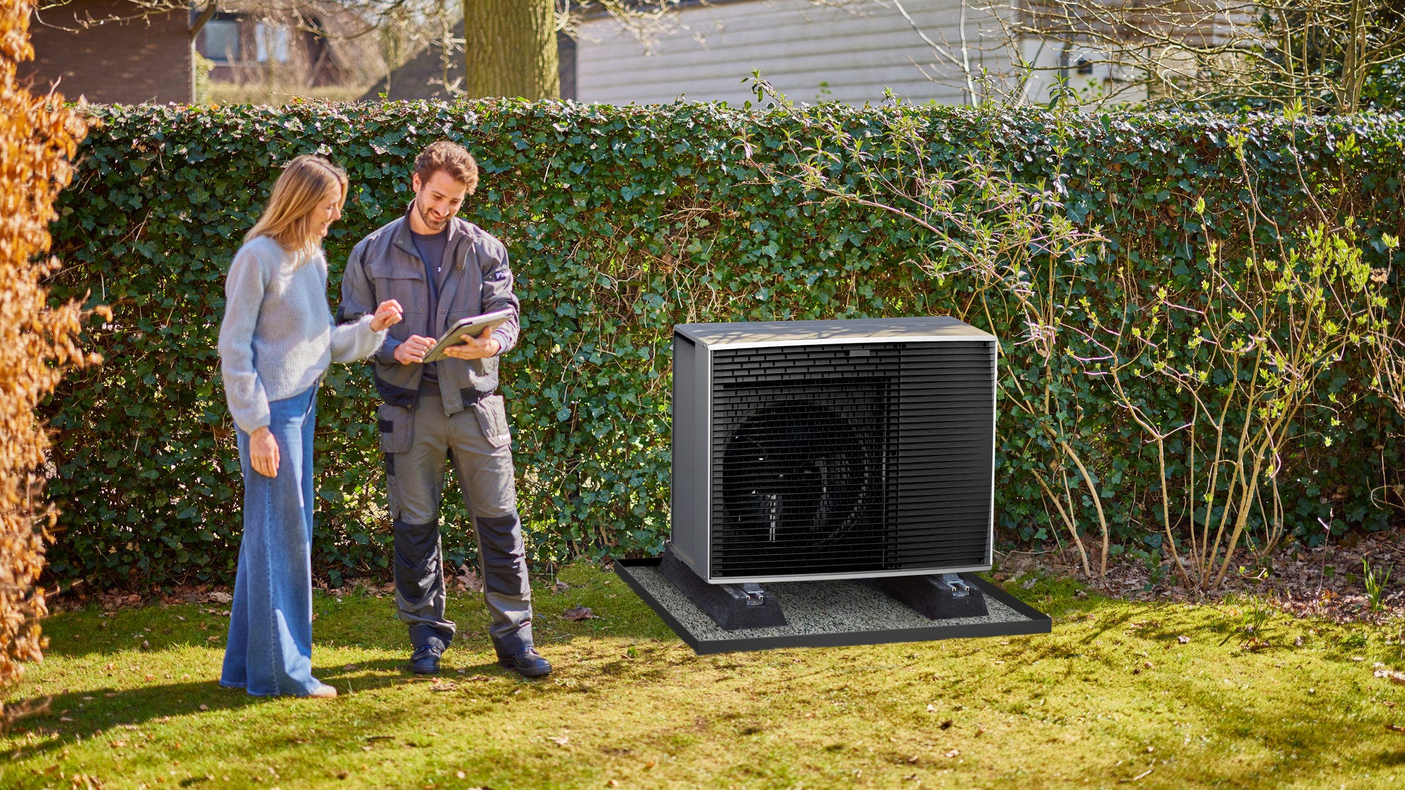 Inštalácia vonkajšej jednotky tepelného čerpadla vzduch-voda v záhrade domu