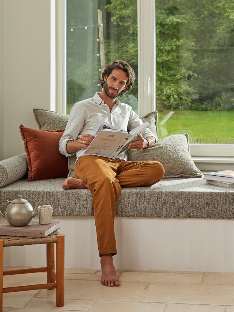 Muž si užíva vetranie s rekuperáciou tepla