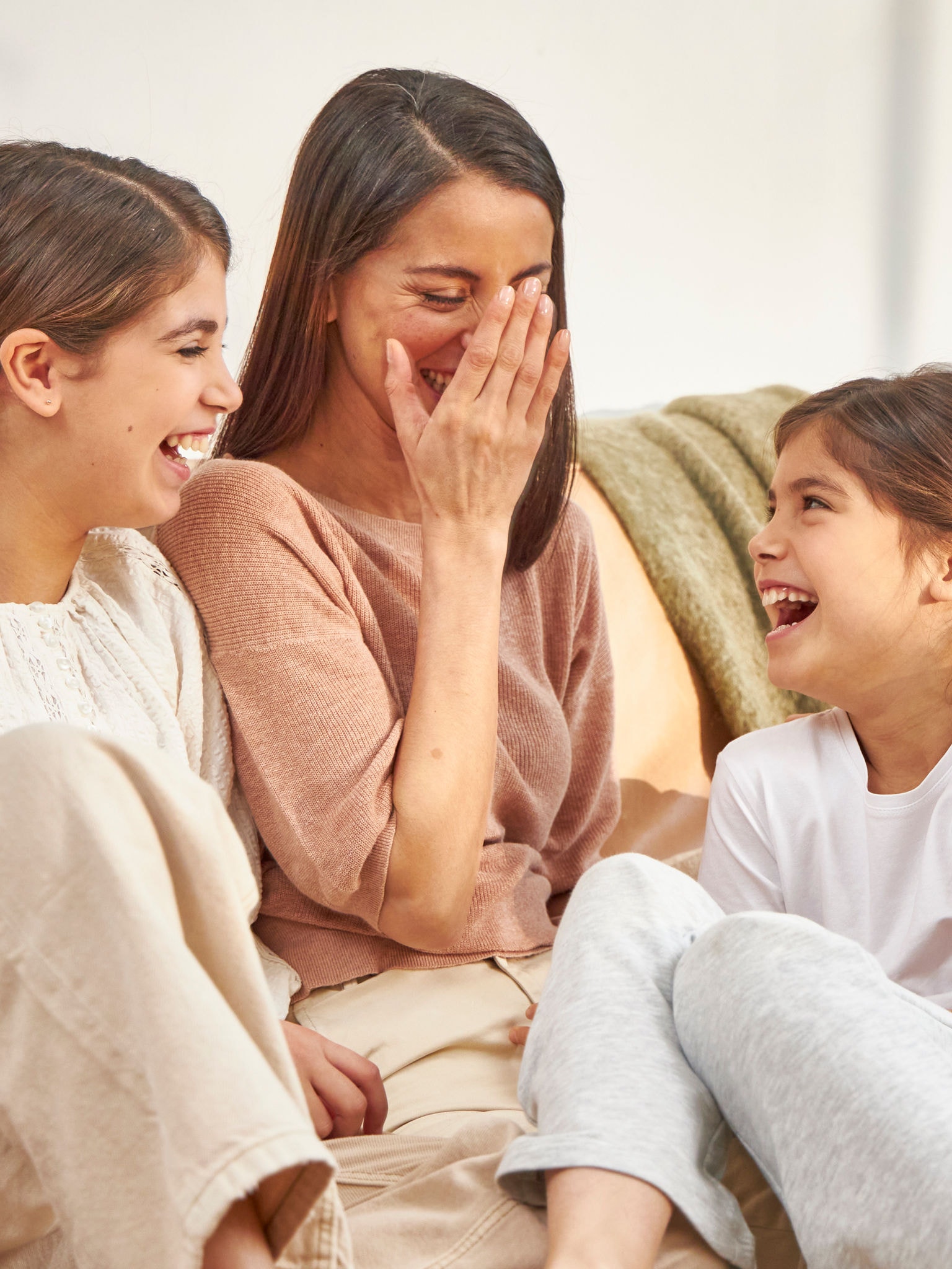 Mama s dcérami si užívajú skvelý deň v ideálne vyhriatej izbe