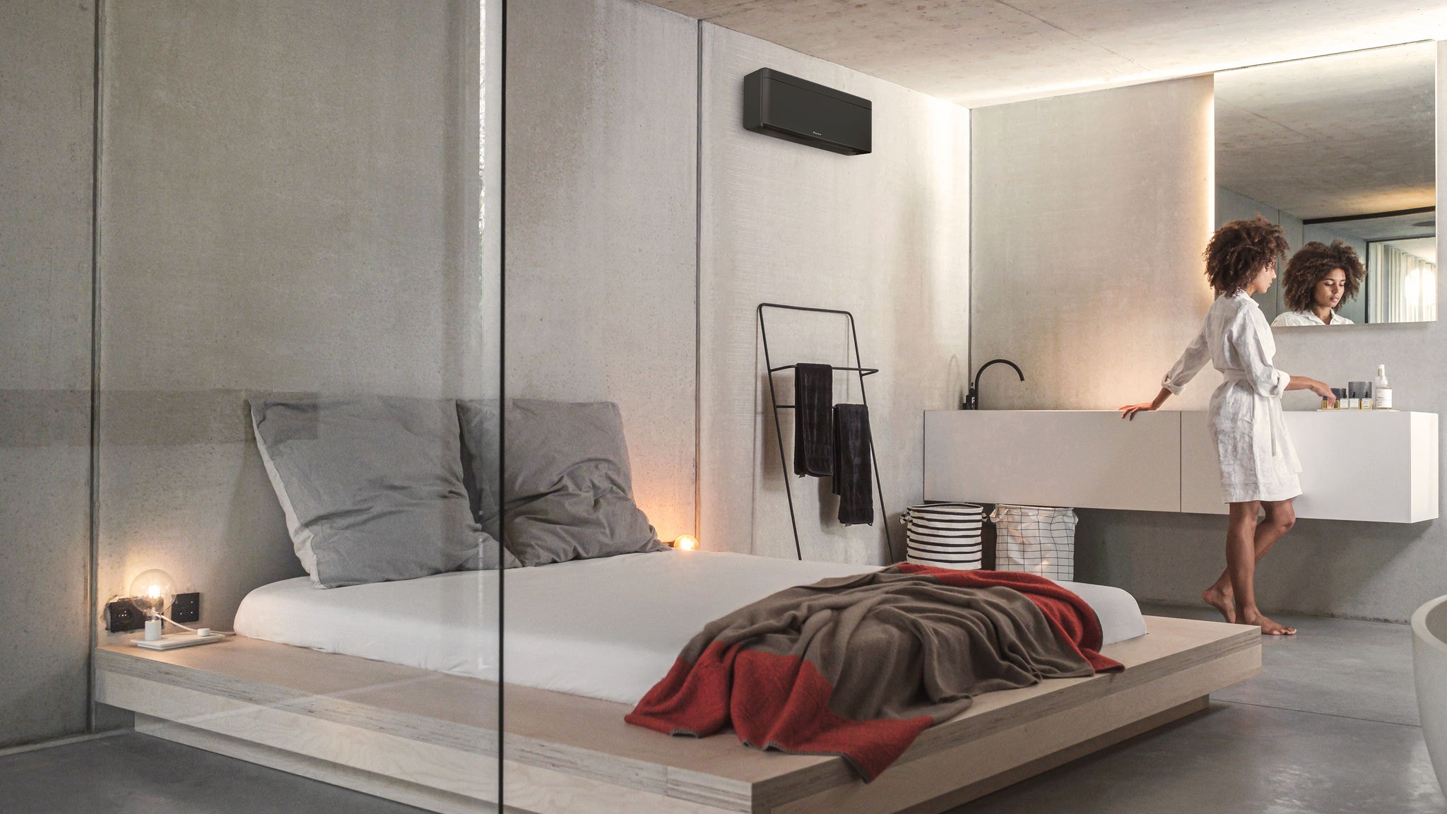 Žena v spálni so štýlovou klimatizáciou Daikin