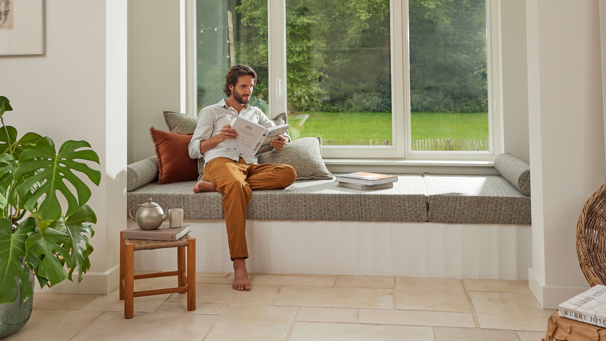 Muž si číta v dobre vetranom dome
