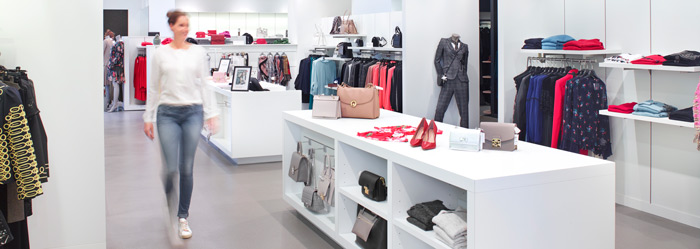 Zákazník kráča do predajne