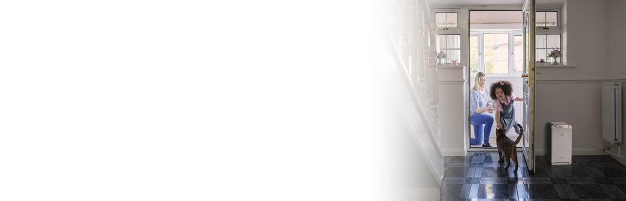 Matka s dcérou v dverách