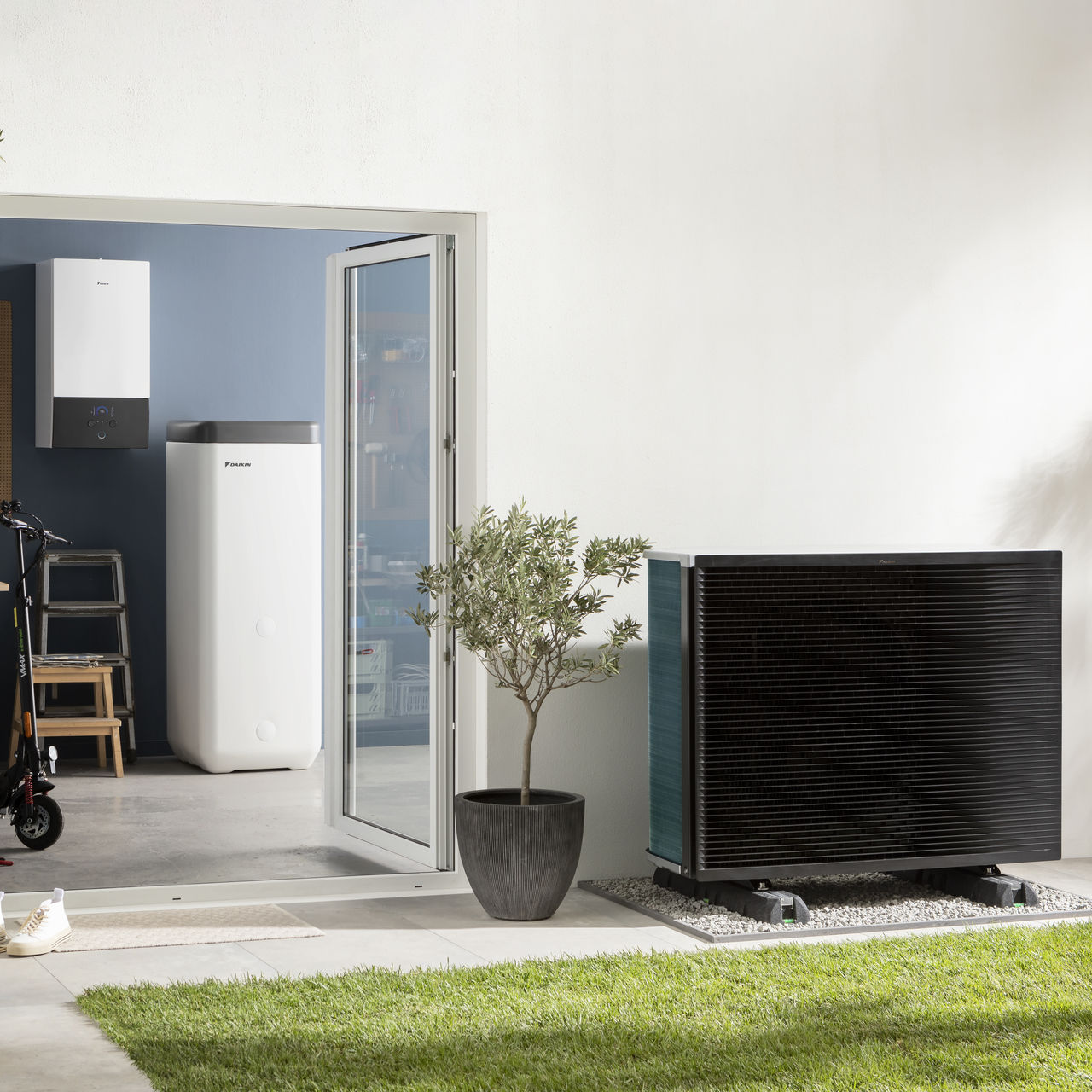 Vonkajšia jednotka tepelného čerpadla v záhrade