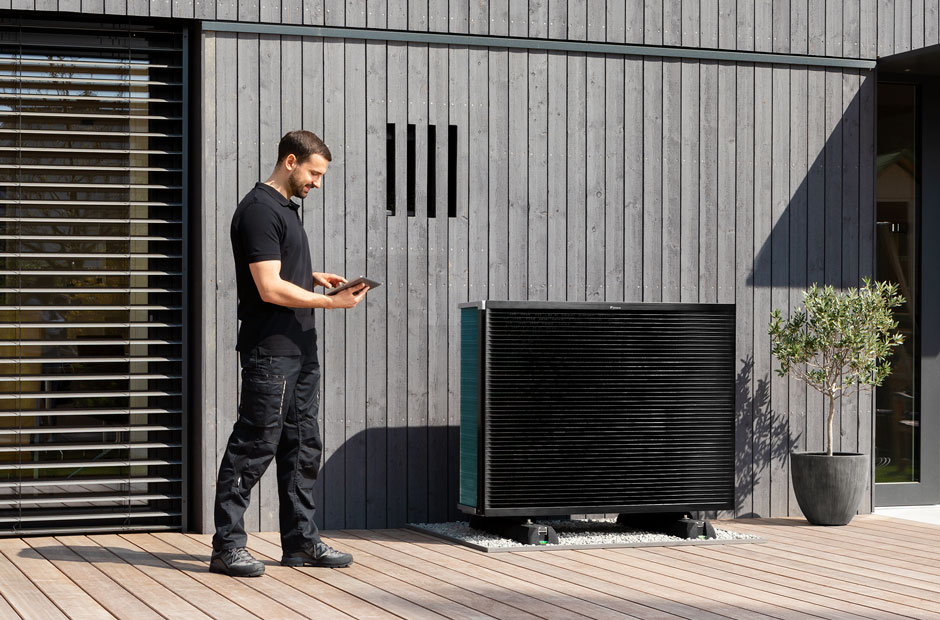 Montážny pracovník s vonkajšou jednotkou Daikin Altherma