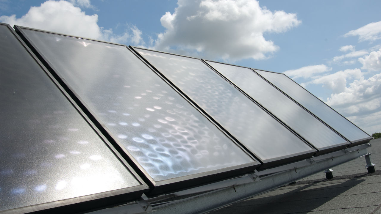 Solárne panely nainštalované na streche a prepojené s tepelným čerpadlom Daikin vytvárajú dokonalú súhru a šetria peniaze
