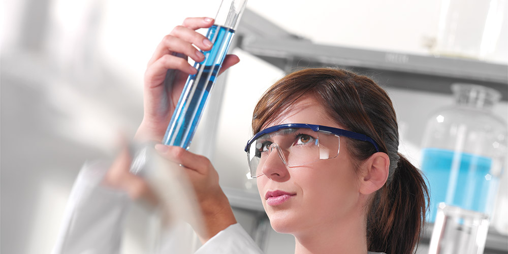 Žena pracujúca v laboratóriu