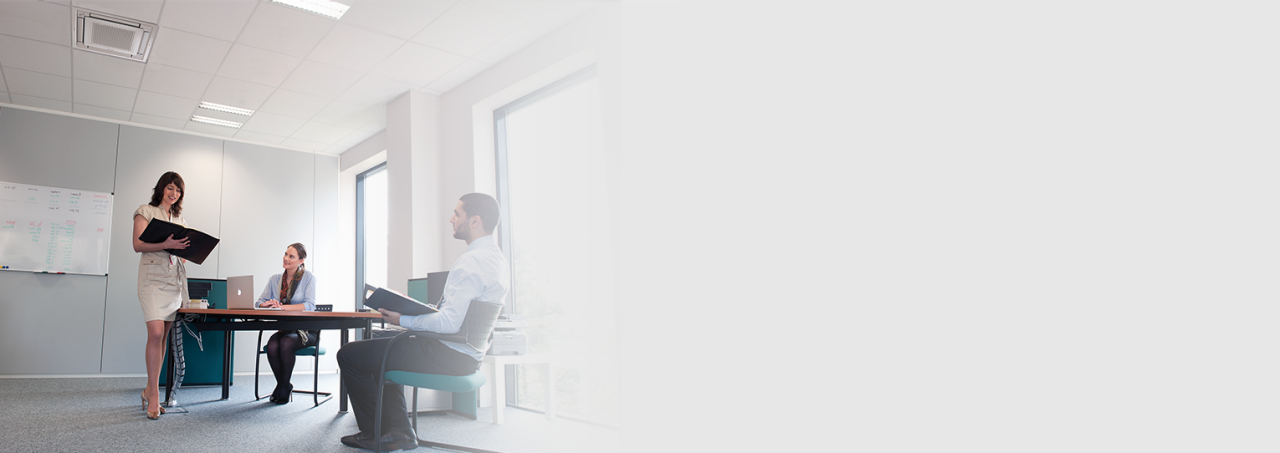 Tri osoby na stretnutí v kancelárii